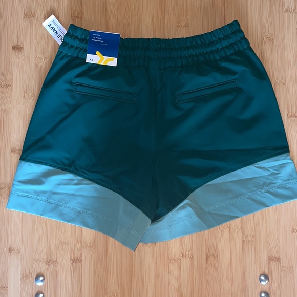 Old Navy Two-Toned Hike Shorts - Picture 2 of 2
